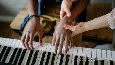Udemy Learn How to Play Piano in 30 Days: Step-by-Step Grade 3 [TUTORiAL]